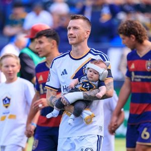 Sein Nachwuchs? Marco Reus entzückt Stadion mit Baby im Arm