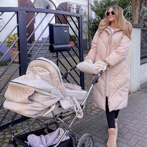 Stolze Mutter: Maren Wolfs Baby kann von selbst aufstehen