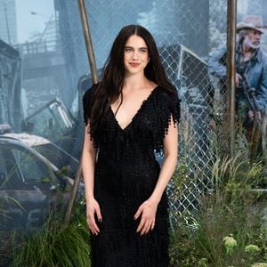 Margaret Qualley läuft fast barfuß über den roten Teppich