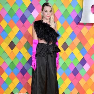 Feder-BH: Margot Robbie nimmt Filmtitel wohl sehr wörtlich!