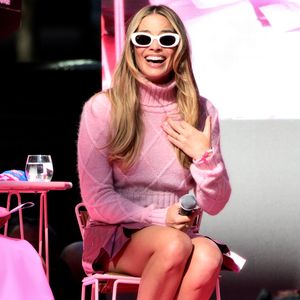 Margot Robbie begeistert Fans in ikonischem "Barbie"-Look!