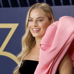 "Trinkt für mich": Schwangere Margot Robbie spendiert Drinks