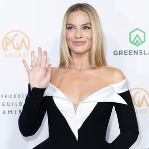 Herrlich normal: Margot Robbie sitzt im Zug nach Edinburgh