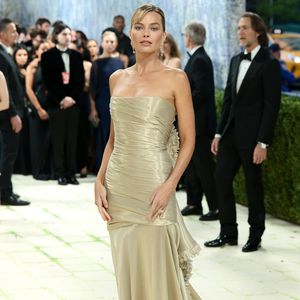 Top oder Flop? Margot Robbies Met-Gala-Look spaltet die Fans