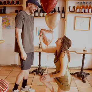 Maria Clara Groppler macht Phil Laude einen Heiratsantrag