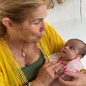 Cristiano Ronaldos Mutter kuschelt mit Baby Bella Esmeralda