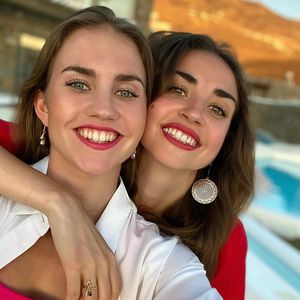 So ähnlich sehen sich Ekaterina Leonova und ihre Cousine