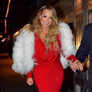Roter Weihnachtslook: Mariah Carey mit Familie beim Dinner