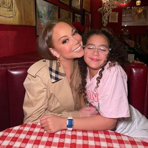 Zuckersüß! Mariah Carey performt mit ihrer Tochter Monroe