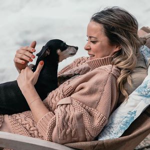 Marina Hoermanseder geht mit Halsband von totem Hund Gassi
