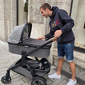 Für Rome: Ann-Kathrin und Mario Götze haben drei Kinderwagen