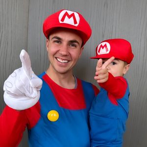 Mario Götze und Rome tragen an Halloween Nintendo-Klassiker