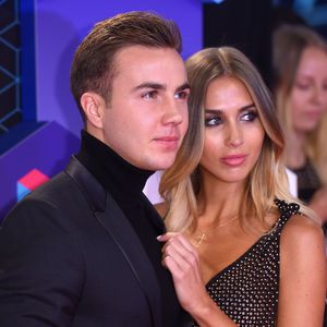 Süße Kuscheleinheit: Ann-Kathrin Brömmel schmust mit Welpen!