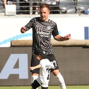 Wie süß! Mario Götze spielt mit seinem Sohn Rome Fußball