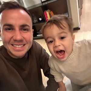 Zuckersüß: Hier albert Mario Götze mit Söhnchen Rome herum
