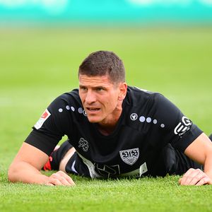Verkehrssünder? Mario Gomez mit Handy im Auto erwischt