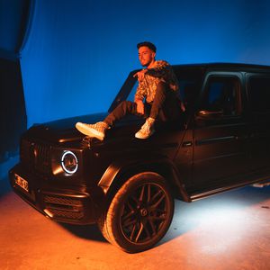 Mario Novembre tanzt im neuen Musikvideo mit TikTok-Megastar