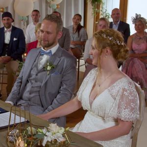 Standesbeamtin weint bei "Hochzeit auf den ersten Blick"