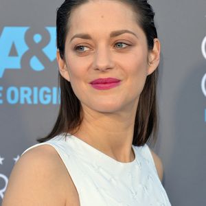Grüne Hölle! Marion Cotillard mit Lätzchen-Look