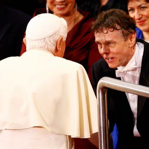 Warum trägt der Papst rote Schuhe?