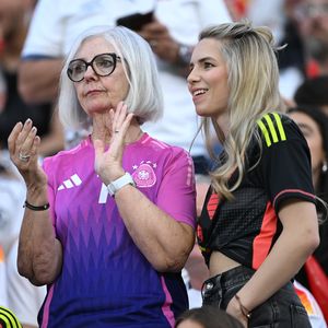 Manuel Neuers Ehefrau Anika mit Schwiegermama bei Mode-Event