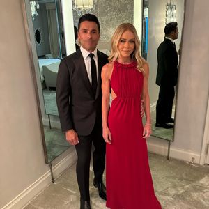 Kelly Ripa enthüllt: Mark Consuelos küsst mit offenen Augen!