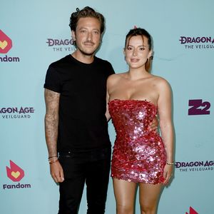 Bella Thorne strahlt im Glitter-Look neben ihrem Verlobten