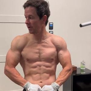 Mark Wahlberg lässt seine stählernen Mega-Muskeln spielen