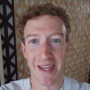 Sportlich: Mark Zuckerberg oben ohne im wilden Kampf auf See