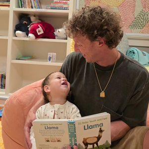 Stolzer Papa: Mark Zuckerberg liest Töchterchen Aurelia vor