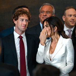 Erwischt: Mark Zuckerberg starrt auf Lauren Sánchez' Busen