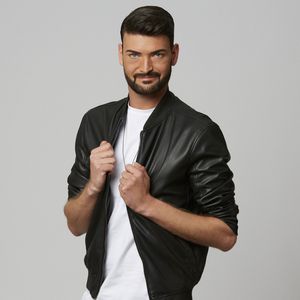"Prince Charming"-Boy datet tauben "Besonders verliebt"-Beau
