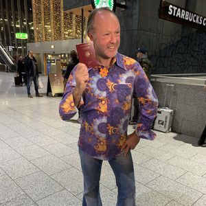Nächster Dschungelcamper: Markus reist im Flower-Power-Stil