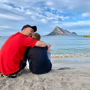 Rarer Familien-Einblick: Marteria kuschelt mit Sohn Louis!