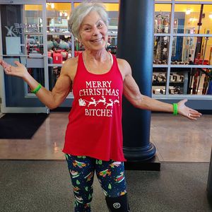 Wow! Diese Fitness-Oma ist 71 Jahre alt und stemmt 113 Kilo