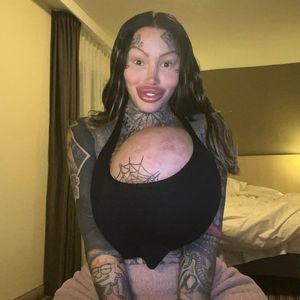 Zu groß? Mary Magdalene ist eine ihrer XXL-Brüste geplatzt