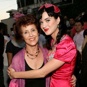 KI-Foto von Katy Perry auf Met Gala täuscht sogar ihre Mama!