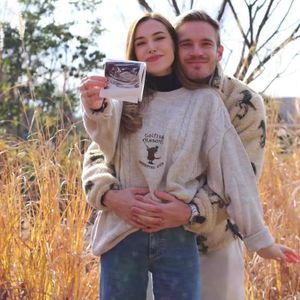 Erste Babybauchfotos: PewDiePie und seine Frau werden Eltern