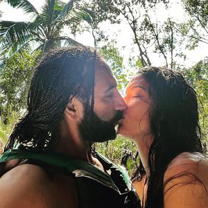 Dschungel-Küsse: Massimo Sinató und Rebecca Mir knutschen