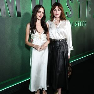 Molly Ringwald strahlt mit ihrer Tochter auf dem Red Carpet