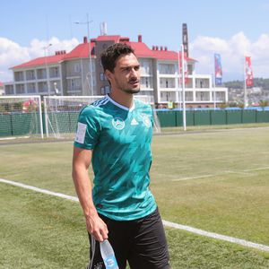 So süß: Ludwig Hummels' erste Kick-Versuche mit Papa Mats!