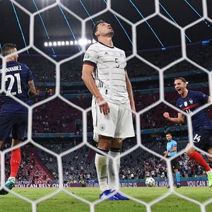 Cathys Wunsch in Gefahr? Mats Hummels schießt ein Eigentor