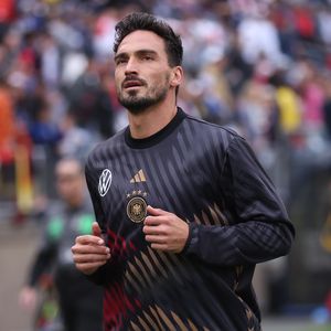 Ist Mats Hummels etwa mit diesem Model im Ibiza-Urlaub?