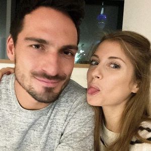 Alles wieder paletti? Cathy Hummels scherzt mit ihrem Mats