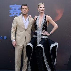 Charlize Theron zieht in Spitzenkleid alle Blicke auf sich