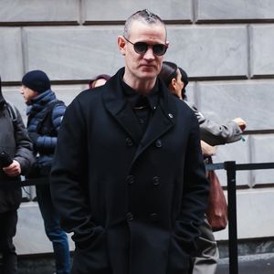 Matt Smith präsentiert wilde Frisur auf der Fashion Week