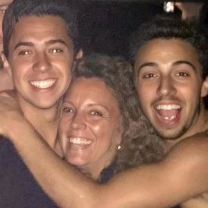 Jane Gaudreau ehrt verstorbene Söhne Johnny und Matthew