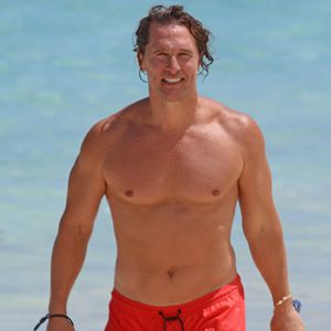 Mit 50: Matthew McConaughey zeigt trainierte Bauchmuskeln