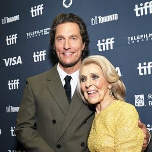 Mit Foto: Matthew McConaughey ehrt Mutter zum 94. Geburtstag