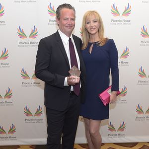 Zur Erinnerung an Matthew: Lisa Kudrow schaut "Friends"!